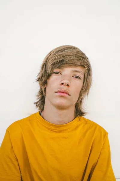 Niño rubio con camiseta amarilla — Foto de Stock