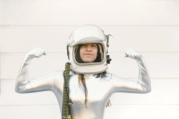 銀色のスーツと宇宙飛行士のヘルメットをかぶった少女 — ストック写真