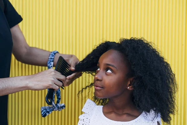Мати робить доньку афро волосся — стокове фото