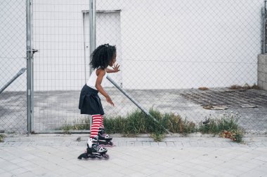 Sokakta küçük kız paten