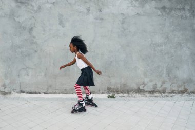 Sokakta küçük kız paten
