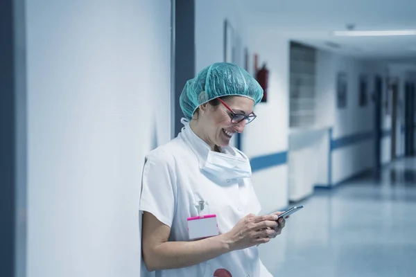 Belle femme médecin utilisant un téléphone portable à l'hôpital — Photo