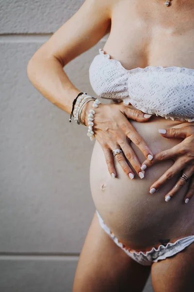 Primo piano della donna incinta che applica la crema alla pancia — Foto Stock