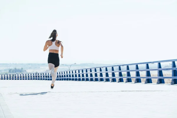 Υπαίθρια βολή από μια κατάλληλη νεαρή γυναίκα τρέξιμο. — Φωτογραφία Αρχείου