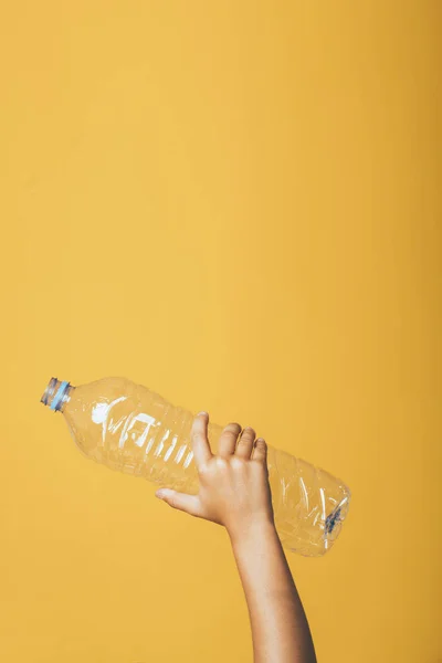 Mão segurando uma garrafa de plástico para reciclagem — Fotografia de Stock