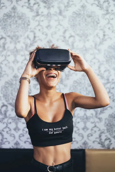 Beautiful afro woman playing video games — Stock Photo, Image