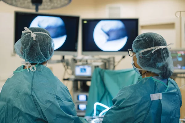 Equipe de Cirurgiões Operando no Hospital — Fotografia de Stock