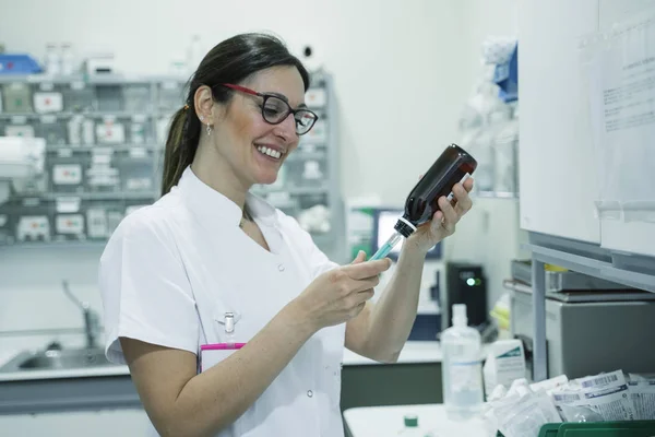 Médecin féminin préparant la seringue pour la vaccination — Photo