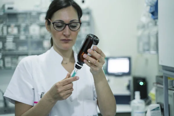 Médecin féminin préparant la seringue pour la vaccination — Photo