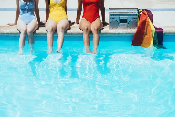 Amigos brincando na piscina em um dia de verão ensolarado — Fotografia de Stock