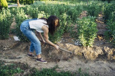 Kadın kazma delik Bahçe