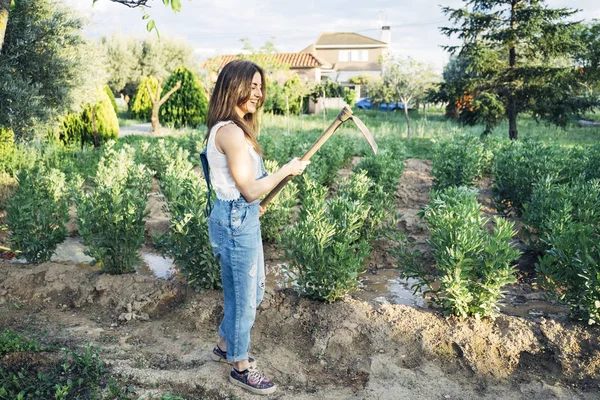 Wanita menggali lubang di kebun — Stok Foto