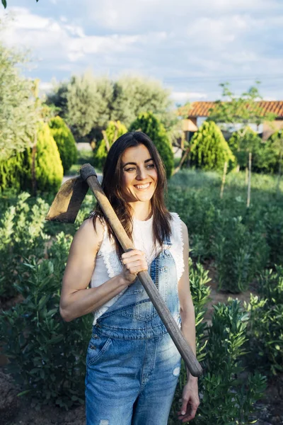Retrato de la mujer que trabaja en el campo. Concepto Agricultor — Foto de Stock