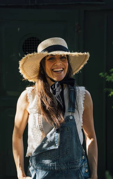 Retrato de una mujer en la granja con sombrero — Foto de Stock