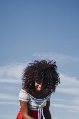 Güzel Afro Amerikan kadın sokak dışarı dil yapışması