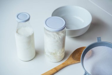 Mason kavanozlarda strained kefir taneleri.