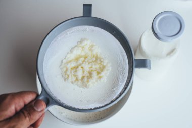 Kefir taneleri yakın yukarı gergin olmak.