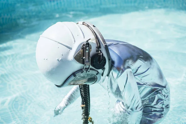 一个在水里戴着宇航员头盔的小男孩 — 图库照片