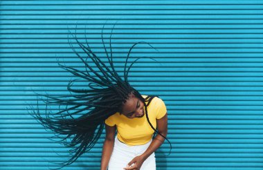 Afro-Amerikan kadın onu dreadlocks sallayarak