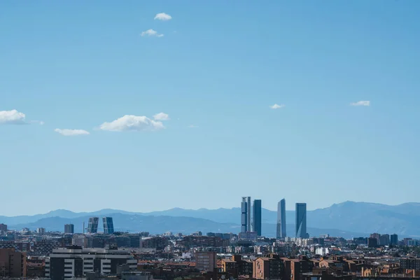 Spanien, Madrid, Stadtbild mit modernen Wolkenkratzern in der Dämmerung — Stockfoto
