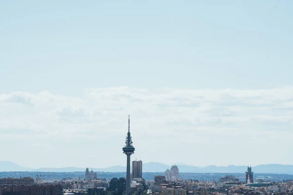 İspanya, Madrid, şafakvakti televizyon kulesi ile siluet — Stok fotoğraf