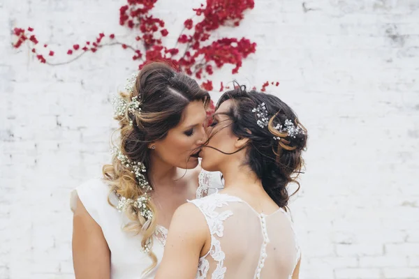 Retrato de una orgullosa pareja besándose con una boda blanca —  Fotos de Stock