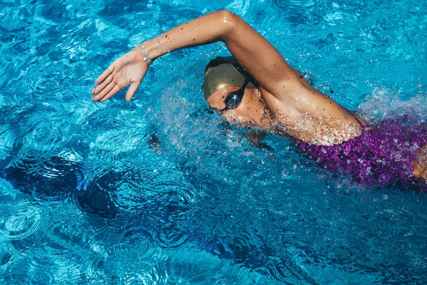 Nadador profissional, corrida de natação, piscina exterior — Fotografia de Stock