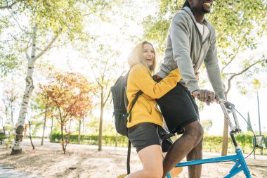 Parkta bisikletle eğlenen arkadaşlar