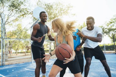 Basketbol oynarken eğlenen genç grup