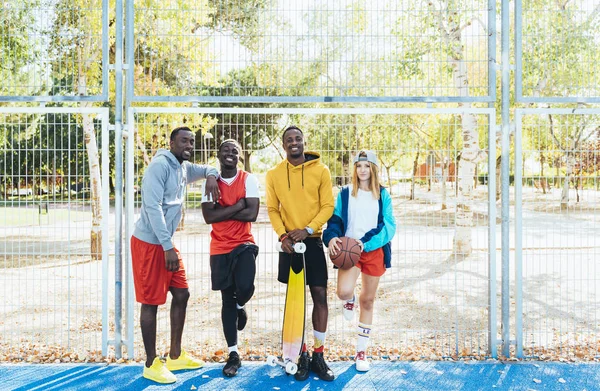 Багатоетнічна група підлітків весело грає в баскетбол — стокове фото