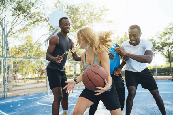 Teenagerská skupina zábava hrát basketbal — Stock fotografie