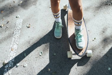 Longboard ile genç kızın bacakları