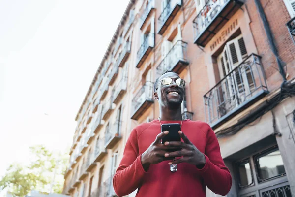 African man using mobile phone in the street — Stock Photo, Image
