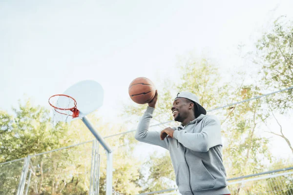 Африканський людина практикує на баскетбольному суді — стокове фото
