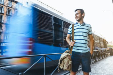 Sokakta yürüyen yakışıklı genç adamın portresi. Yaşam tarzı 