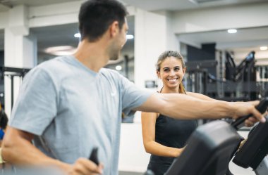 Yetişkin çift sağlıklı yaşam tarzı konsepti için fitness jimnastik salonunda Step tırmanma makinesinde çalışıyor..