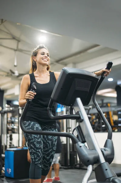 Žena pracuje na Step horolezec stroj ve fitness tělocvičně pro zdravý životní styl koncept. — Stock fotografie