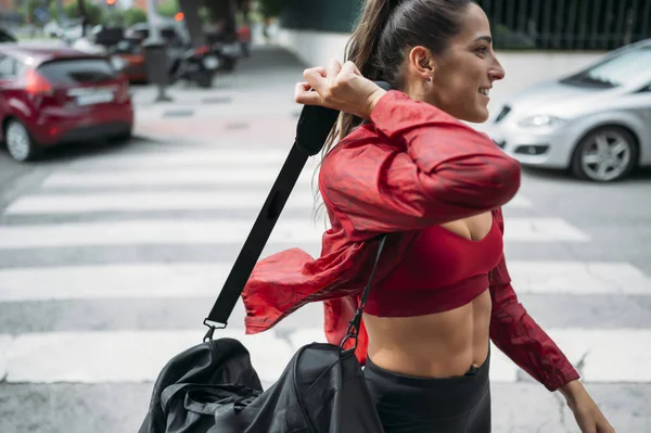 Mujer mirando hacia adelante mientras camina en el camino al gimnasio . —  Fotos de Stock