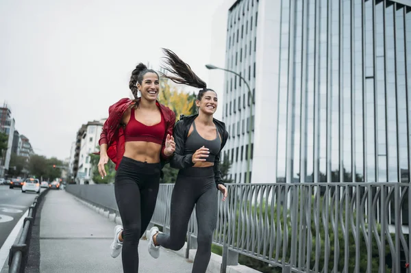 Dvě ženy běžící po Madridu — Stock fotografie