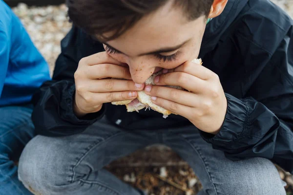 Menino comendo uma sanduíche — Fotografia de Stock