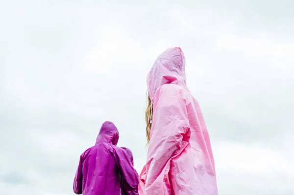Αγόρια με αδιάβροχο μια βροχερή μέρα — Φωτογραφία Αρχείου
