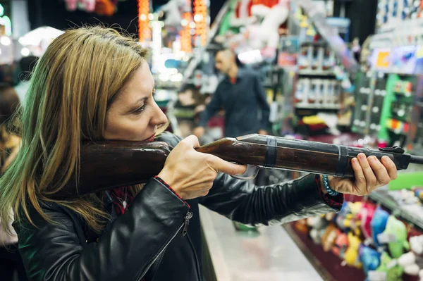 Woman aiming with a shotgun — Stock Photo, Image