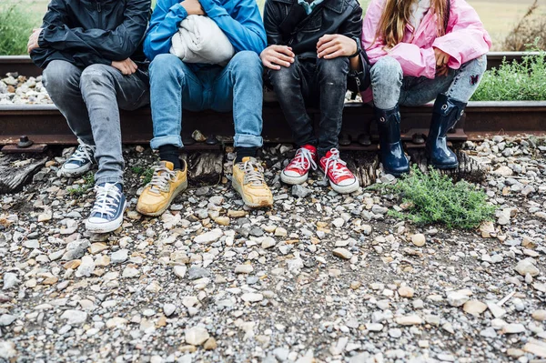 Діти сидять на лінії поїзда — стокове фото
