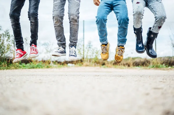 Kinderen springen tegelijkertijd in het park — Stockfoto