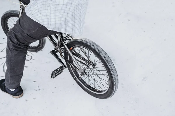 En ugjenkjennelig mann med sin BMX-sykkel i en skatepark. . – stockfoto