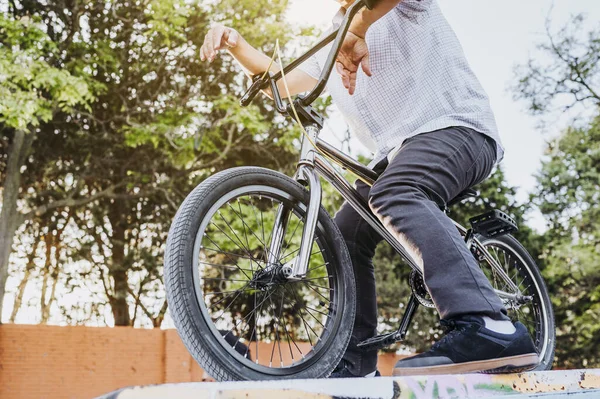 Vista de um homem com sua bicicleta BMX em um parque de skate . — Fotografia de Stock