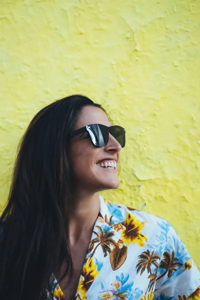 Retrato de mujer sonriente con fondo amarillo — Foto de Stock