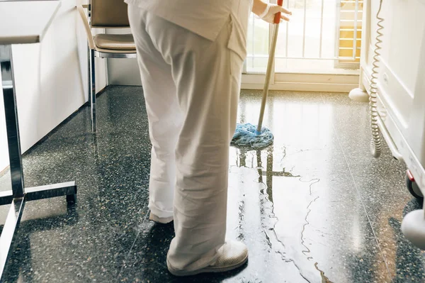 Concept foto van een ziekenhuismedewerker aan het schoonmaken in de kamer — Stockfoto