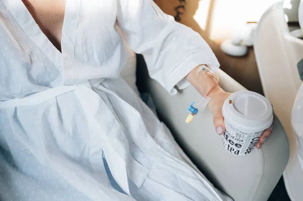 손을 잡고 병원에서 커피를 마시고 있는 여자의 모습 — 스톡 사진