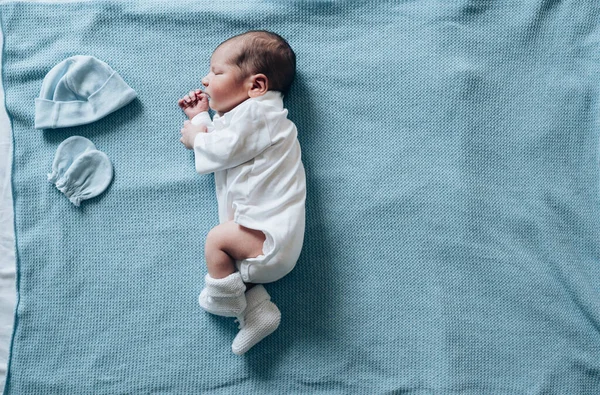 Новонароджена дитина спить на блакитній ковдрі в лікарні — стокове фото